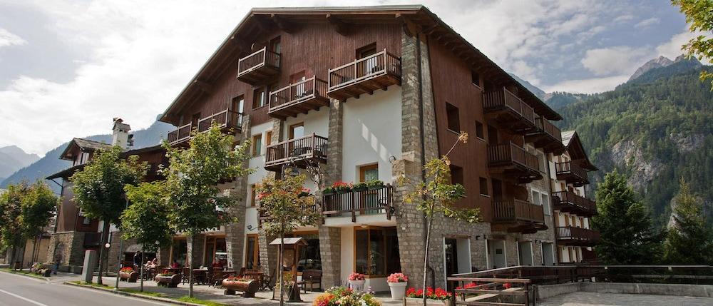 Residence Le Grand Chalet Courmayeur Eksteriør billede