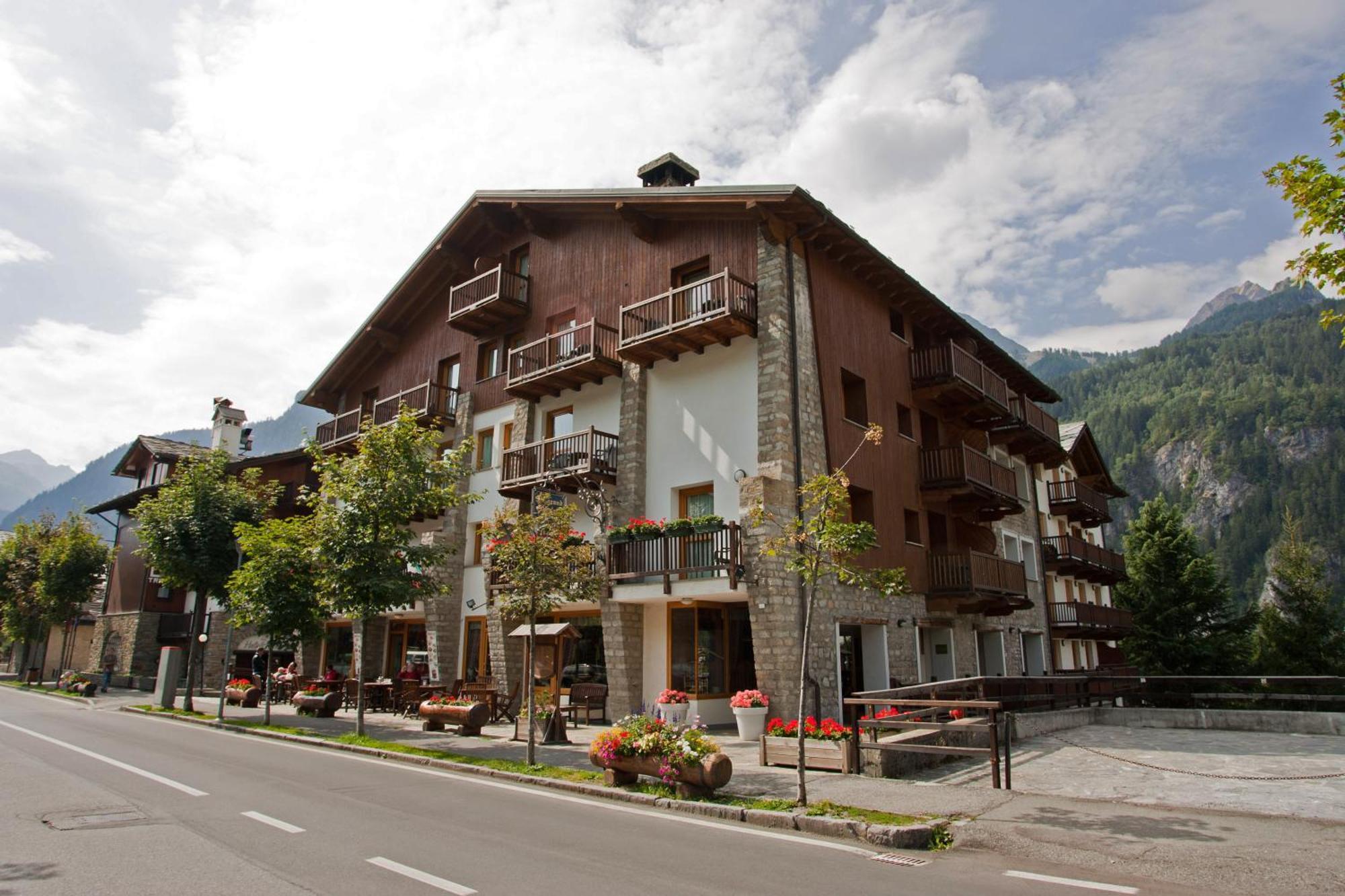 Residence Le Grand Chalet Courmayeur Eksteriør billede