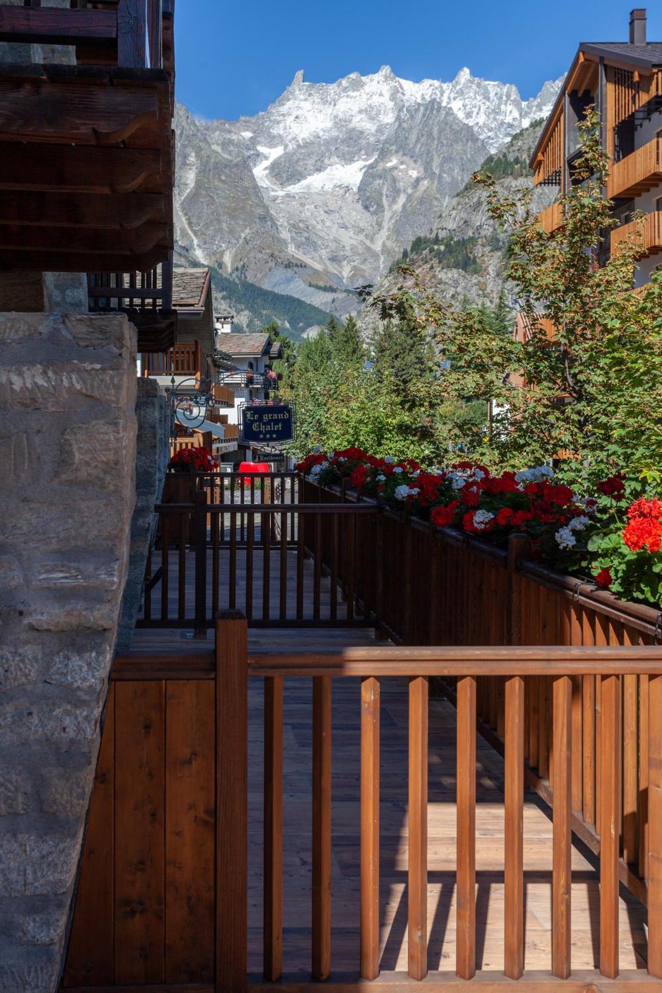 Residence Le Grand Chalet Courmayeur Eksteriør billede
